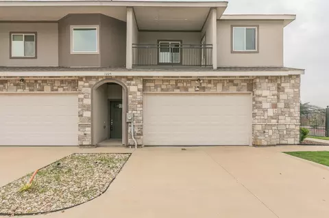1225 Summerset Ln, Burleson, TX 76028