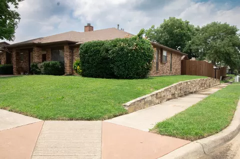 2441 Oakmont Dr, Bedford, TX 76022