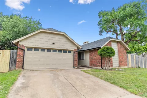 802 Woodhaven Ln, Grand Prairie, TX 75052