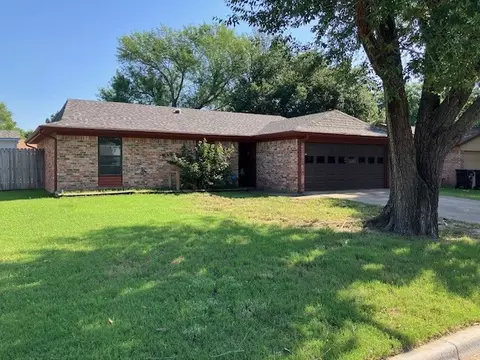 1704 Bordeaux Ln, Greenville, TX 75402