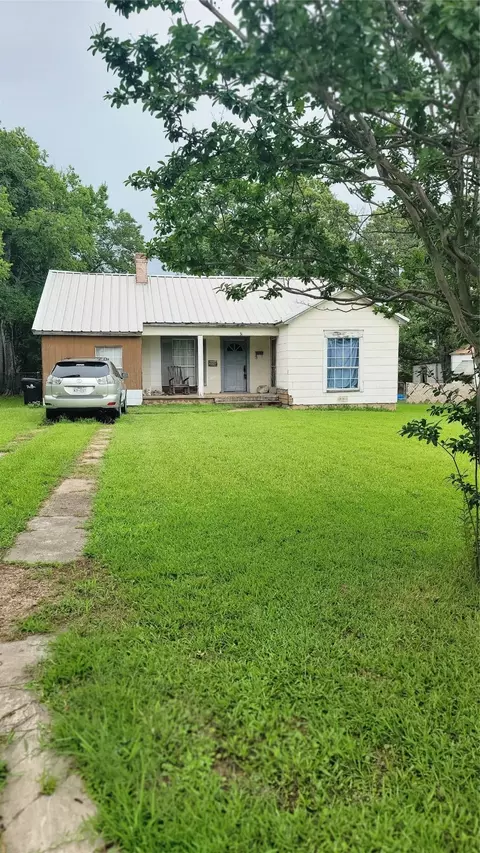 31 W Parnell St, Denison, TX 75020