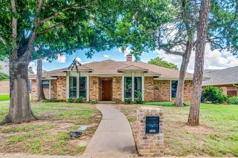 2211 Fall River Dr, Arlington, TX 76006