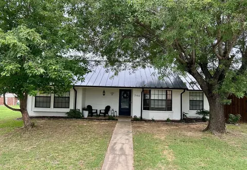 746 Meadowlark Dr, Lewisville, TX 75067