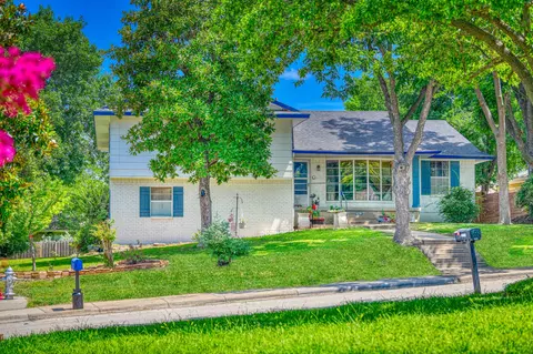 1240 Greenbriar Cir, Desoto, TX 75115
