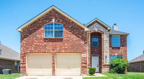 1316 Clearwater Dr, Grand Prairie, TX 75052