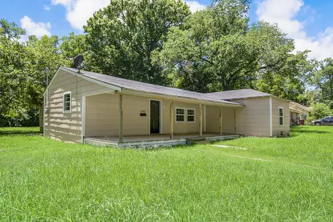718 E 12th St, Bonham, TX 75418