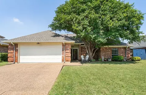 7655 Crosstimbers Ln, North Richland Hills, TX 76182