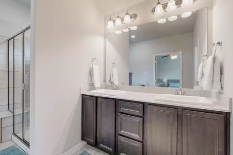 Bath - 4016 Bear Brook Dr, Lancaster, TX 75146 photo 3 of 5