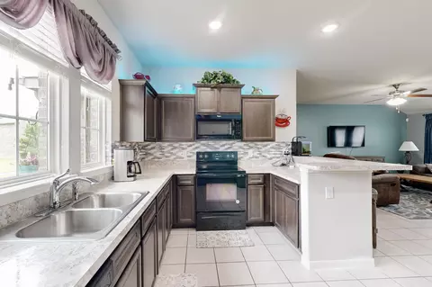 Kitchen - 4016 Bear Brook Dr, Lancaster, TX 75146 photo 2 of 5