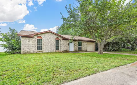 305 Springwillow Rd, Burleson, TX 76028