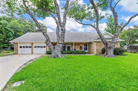 5951 Ashford Ct, Fort Worth, TX 76133