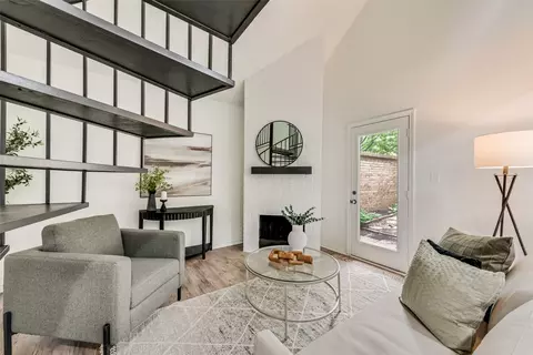 2200 Green Gate Dr, Arlington, TX 76012