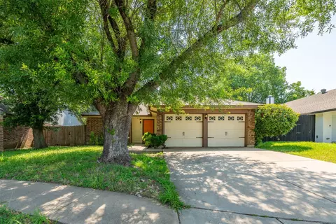 221 Caprock Dr, Arlington, TX 76018