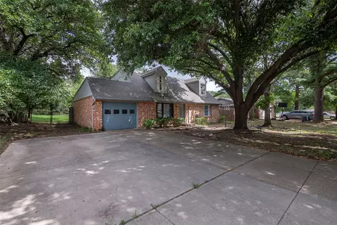 805 James St, Azle, TX 76020