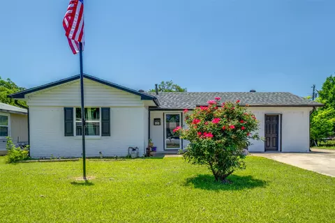 121 Leslie St, Bonham, TX 75418