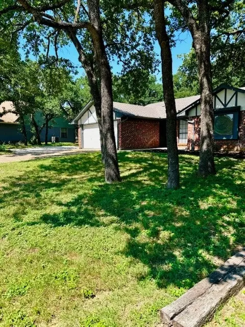 320 Woodard Ln, Azle, TX 76020