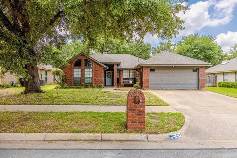 2208 Hunter View Ct, Arlington, TX 76013