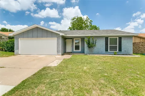 6425 E Meadowlark Ln, Watauga, TX 76148