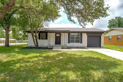 1214 S Ridgeway Dr, Cleburne, TX 76033