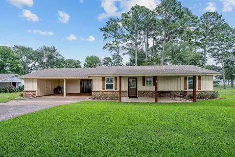 2322 Royal Dr E, Chandler, TX 75758