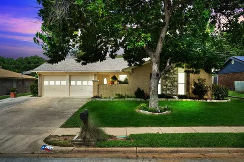 2120 Mountainview Dr, Hurst, TX 76054
