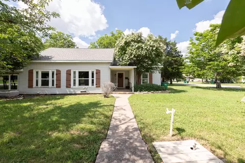 604 W Gilbert St, Henrietta, TX 76365