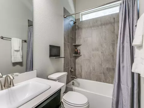 Bath - 302 Park Dr, Euless, TX 76040 photo 4 of 5
