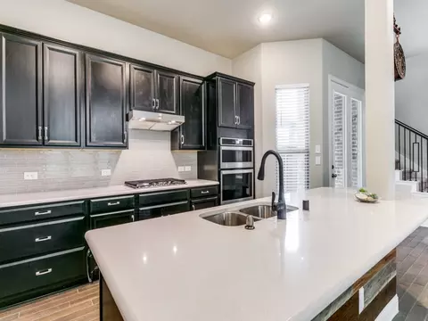 Kitchen - 302 Park Dr, Euless, TX 76040 photo 3 of 5