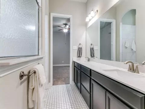 Bath - 302 Park Dr, Euless, TX 76040 photo 2 of 5