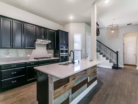 Kitchen - 302 Park Dr, Euless, TX 76040 photo 4 of 5