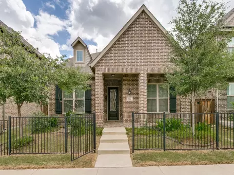 302 Park Dr, Euless, TX 76040