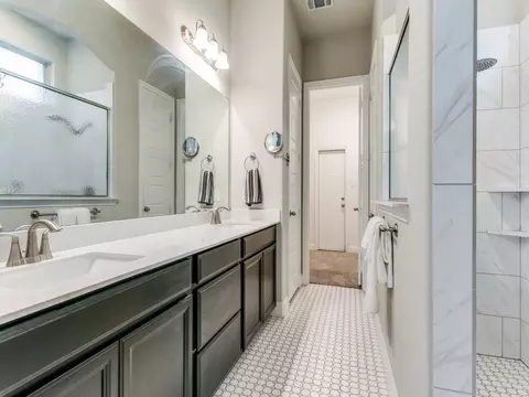Bath - 302 Park Dr, Euless, TX 76040 photo 1 of 5