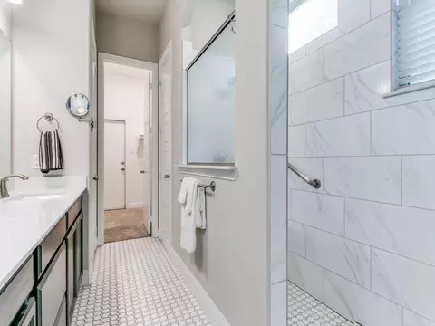 Bath - 302 Park Dr, Euless, TX 76040 photo 3 of 5