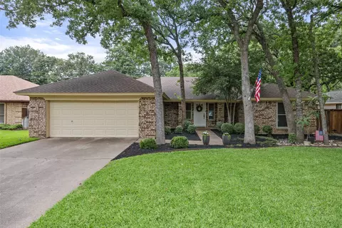 216 Bremen Dr, Hurst, TX 76054