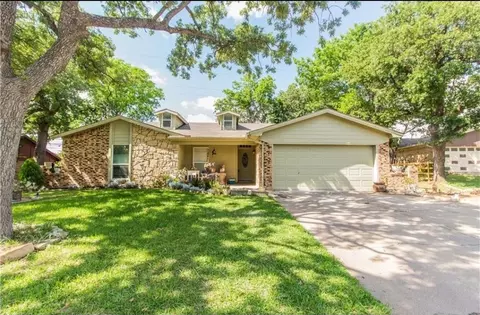 3328 Meadow Wood Ln, Bedford, TX 76021