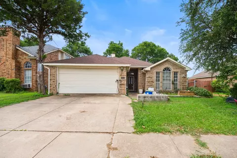 102 Moss Hill Dr, Arlington, TX 76018