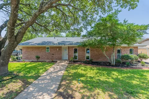 1702 Silver Leaf Dr, Pantego, TX 76013