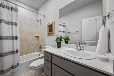 Bath - 213 Cassandra Ct, Euless, TX 76040 photo 2 of 4