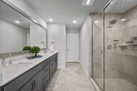 Bath - 213 Cassandra Ct, Euless, TX 76040 photo 3 of 4