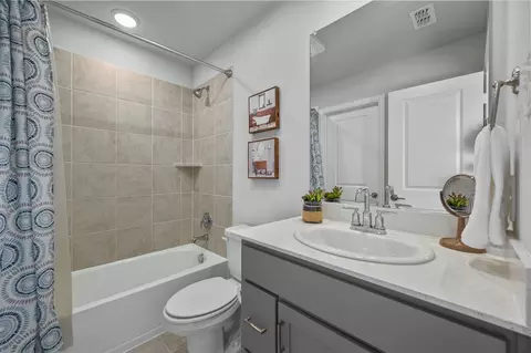 Bath - 213 Cassandra Ct, Euless, TX 76040 photo 4 of 4