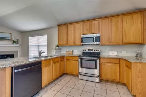 Kitchen - 14140 Snaffle Bit Trl, Haslet, TX 76052 photo 2 of 2