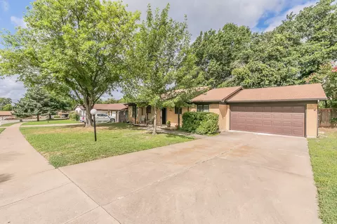 209 Rhineland Rd, Benbrook, TX 76126