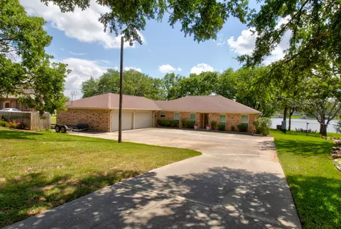 735 Kiowa Dr W, Lake Kiowa, TX 76240