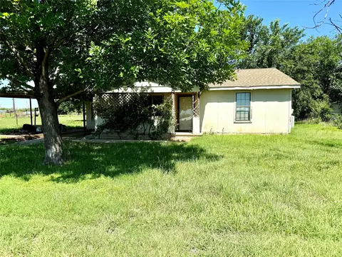 302 S Breustedt St, Weinert, TX 76388