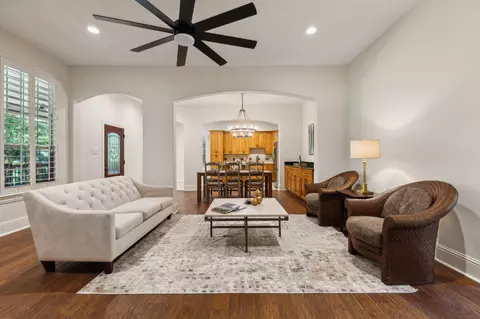 8165 Hunnicut Rd, Dallas, TX 75228