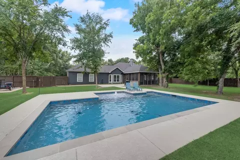 733 Waters Edge Dr, Corsicana, TX 75109
