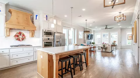 449 Jones St, Grapevine, TX 76051 photo 8
