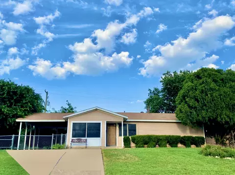 1037 Tuskegee St, Grand Prairie, TX 75051
