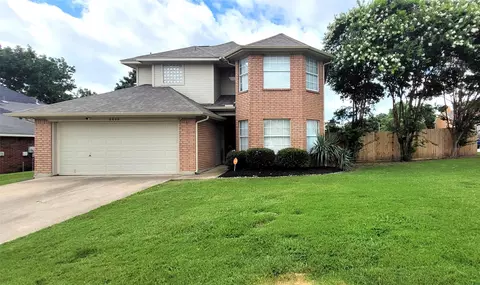 6800 Dogwood Ln, North Richland Hills, TX 76182