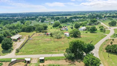 1076 Summit Dr, Springtown, TX 76082 photo 3